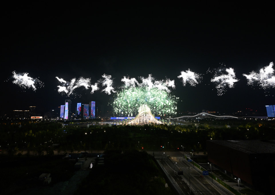 成都的夜空, 儿们迈着矫, 展示成都魅 成都的夜空, 儿们迈着矫, 展示成都魅
