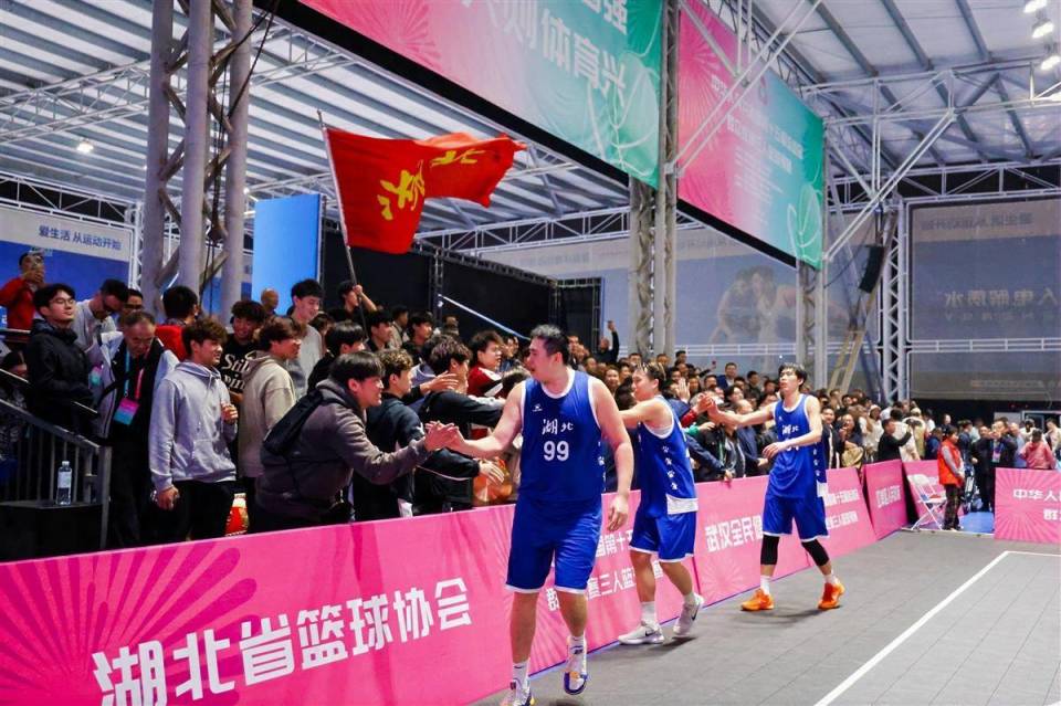 月前往广州, 三人篮球预